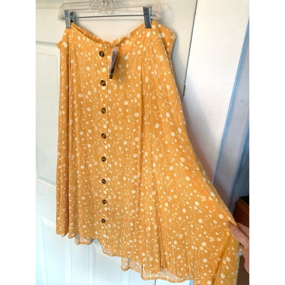 torrid Dresses & Skirts - NEW Torrid Floral Print Midi Skirt Yellow w/ White Flowers Flowy Lightweight